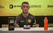 Damián Díaz, negó haber botado la cinta de capitán de Barcelona, durante el duelo ante Gualaceo, por supuestamente haberse enojado con Bustos.