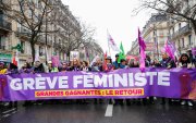 Comienzo de la manifestación con el lema "Huelga feminista, grandes triunfadoras: el regreso" en referencia al movimiento contra la reforma de las pensiones durante el día internacional de lucha por los derechos de la mujer en París, Francia, 08 de marzo de 2023.