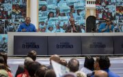 El diputado Diosdado Cabello (i), el presidente de la Asamblea Nacional, Jorge Rodriguez (c) y el expresidente de Ecuador, Rafael Correa (d), participan en un acto por el "Día del Antiimperialismo Bolivariano"