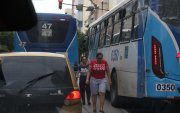 En la calle Rumichaca se observa que los conductores de buses dejan en media calle a los pasajeros donde pueden ocasionar accidentes