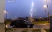 Cámara de seguridad instalada en un domicilio, muestra el momento exacto en el que un rayo cae sobre el horizonte.
