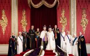 Los recién coronados reyes Carlos III (ci) y Camila (cd), así como otros miembros de la familia real en la foto oficial.