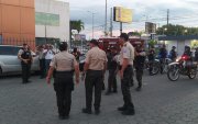 Compañeros del policía asesinado en Quevedo le rinden homenaje al paso de su ataúd.