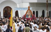 Llegaron de varios puntos de la urbe y caminaron junto a la imagen de la Virgen