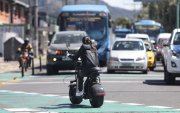 Sin protección. En el norte de la capital se observa que hay usuarios que no portan seguridades para desplazarse a bordo de las motocicletas eléctricas.