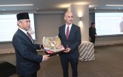 Agung Kurniadi, embajador de Indonesia, entrega el escudo de armas y la bandera de su país, al cónsul honorario, Juan Carlos Díaz-Granados.