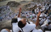 Visita. Un musulmán reza en el monte Arafat en la peregrinación del Hajj.