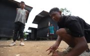 Los menores de edad juegan en canchas de tierra para divertirse
