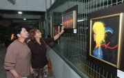 Amanda León  y Vilma de Amador admiran Los muros de la naturaleza, obra de Gisella de Chávez.