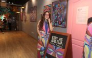 La artista junto a su obra.