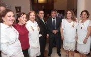 Cecilia de Berrú, Lolita Zambrano, Matilde de Icaza, Stenio Cevallos, Eduardo Izaguirre, Jazmín Adum e Isabel de Cevallos.