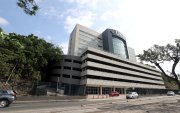 Un total de 586 uniformados han llegado a la zona 8 ultimamente, la mayoría de estos viven en un área destinada en la Universidad Católica de Guayaquil por coordinación con el Ministerio del Interior. 2. Edificación. Las 164 UPC esperan las adecuaciones prometidas en diciembre de 2022, se espera que en la siguiente semana se adjudiquen los recursos.