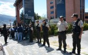 Policías custodian el lugar donde se están velando los restos de Fernando Villavicencio.