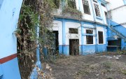 Maleza y daños en las estructuras es lo que se observa en las instalaciones.