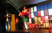 La obra es dirigida por el chileno Sebastián Sánchez Amunátegui, protagonizada por César Morales, Nicole Rubira y Gaby Manzo.
