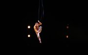 Los cuerpos de los diez artistas sobre el escenario se contorsionan al ritmo de la música del compositor Ori Lichtik, cobijados por la dramática iluminación de Paul Jackson.