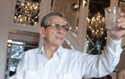El cumpleañero brinda con sus invitados.