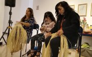 Nancy Portilla, Damarys Mendoza y su madre Laura Matute comparten el gusto por el oficio del tejido de paja toquilla.