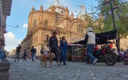 El centro de la ciudad de Cuenca es un lugar muy visitado por turistas extranjeros y nacionales.