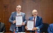 Vicente Mejía, director de Capital Humano de Arca Continental Ecuador, y Walter Mera, rector de la Universidad Católica de Santiago de Guayaquil.