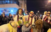 Habitantes se ‘arreglan’ de su personaje favorito o temática ‘popular’ del año. Recorren las calles y bromean con los transeúntes que se encuentran en el camino. Algunas de ellas son ‘pesadas’
