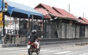Daños. Varias estaciones presentan daños en su techado. Esto se atribuye al paso de automotores grandes que invaden el carril exclusivo de la metrovía y chocan contra las cubiertas.