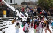 Los niños disfrutaron de la espuma carnavalera en la plaza.