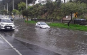 Algunas calles de la ciudad registraron acumulación de agua tras la fuerte lluvia que cayó durante la tarde.