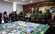 Miembros de las Fuerzas Armadas se preparan para un recorrido en la cárcel de Cotopaxi.