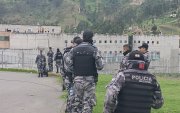 Personal policial resguardando la cárcel de Turi.