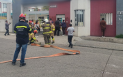 Personal del Cuerpo de Bomberos en los exteriores de la institución educativa.