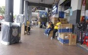 Bahía. Vendedores de almacenes de electrodomésticos ayer se desesperaron por la falta de clientes. Una escena diferente a la que hubo el fin semana, cuando aún se pagaba por el IVA el 12 %.