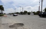 Depresiones. La calzada de la avenida Samborondón, del sentido sur-norte, es la que más fallas presenta. Los conductores deben evitar transitar sobre ellos.