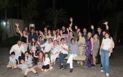 La familia completa posa para la foto del recuerdo.