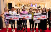 Los primeros tres clientes en ingresar, ganaron bonos de compra por $ 300. En la foto, junto a Wilma Román, Gabriel Juncal y Camila Camacho.