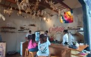 A lso clientes les ofrecen en vez de una cola, una bebida hec acon maíz y otras plantas medicinales