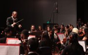 El evento gratuito se desarrolló en el Teatro Centro de Arte. Fueron 280 artistas en escena, entre ellos miembros de los coros de la Universidad Católica de Santiago de Guayaquil, Arquidiocesano de Guayaquil y del comunitario de la Orquesta Sinfónica de Guayaquil, además de los solitas Vanesa Lamar, Priscila Urgiles, Andrés Córdova e Israel Lalama, bajo la dirección de Manuel Campos y Alex Mora, quienes se presentaron en el Teatro Centro de Artes León Febres-Cordero.
