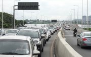 En las mañanas se registran atolladeros en los puentes que conectan Guayaquil con Daule y Samborondón.