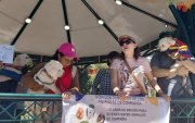 Grupos defensores de los animales de compañía realizaron un plantón para exigir cambios en la normativa vigente sobre el cuidado y protección de perros y gatos.