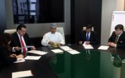 Firma. Otroras autoridades de Ecuador, como Nilsen Arias (d), firmando un contrato de fuel oil con Oman Trading.