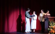 María Cecilia Sánchez, directora ejecutiva de la fundación, entrega un reconocimiento a la Unidad Educativa Particular Santa Ana, por su destacada labor. Lo recibe sor Julia Elena Naranjo.