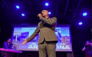 a potente voz de Óscar Mangione llenó de emoción al público que acudió al Teatro Sánchez Aguilar para disfrutar de un concierto de tango.