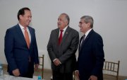 Alberto Molina (centro) junto a Henry Cucalón y Byron San Miguel, quienes presentaron el libro.