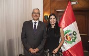 Los anfitriones, el embajador Eduardo Zeballos y su esposa, Yolanda Flores.