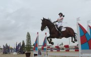 Eduarda González con su caballo Admiral superando la barra de tranqueo #11.