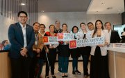 Isidro González, Gerente de Operaciones y Entrenamiento de Arcos Dorados Ecuador, y Paola Caicedo, gerente de Comunicación Arcos Dorados Ecuador, junto al equipo académico de la Universidad Metropolitana de Machala, durante el programa de Puertas Abiertas.