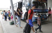 LLEGADA DE GENTE POR EL FERIADO DE CARNAVAL EN EL TERMINAL TERRESTRE DE PASCUALES Agencia (ag-extra)