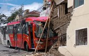 Hecho. La unidad permanecerá a orillas de la vivienda afectada hasta que se logre apuntalar las paredes.