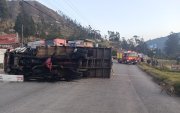 Así quedó el vehículo pesado tras el impacto con la camioneta.