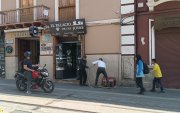 Comercio. En algunos locales del Centro Histórico optaron por adquirir un generador de luz para evitar cerrar durante las horas de los cortes.